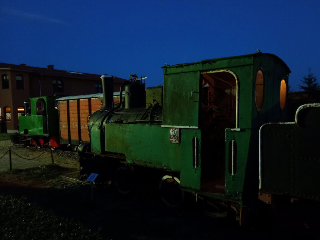 Zielona lokomotywa wąskotorowa